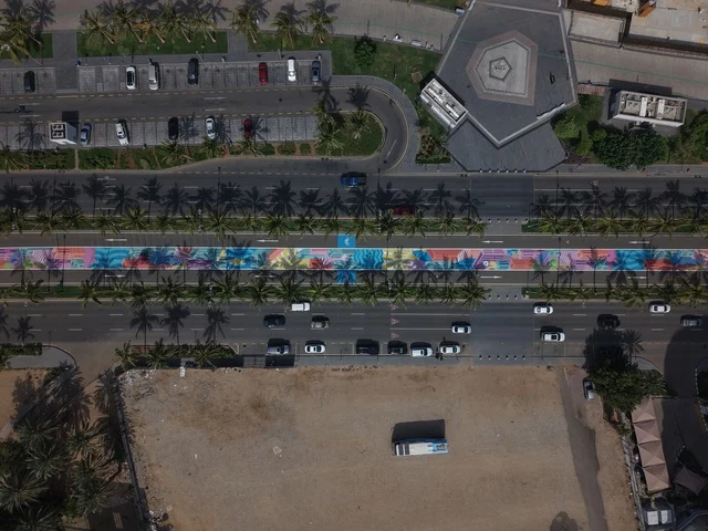 منظر جوي لكورنيش جدة مع مسار الدراجات الملون