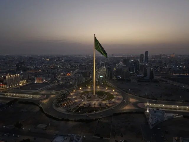 سارية علم المملكة العربية السعودية في جدة وقت الشروق