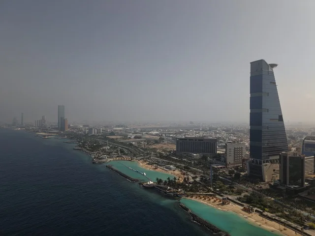 برج صافولا وواجهة كورنيش جدة البحرية تصوير جوي