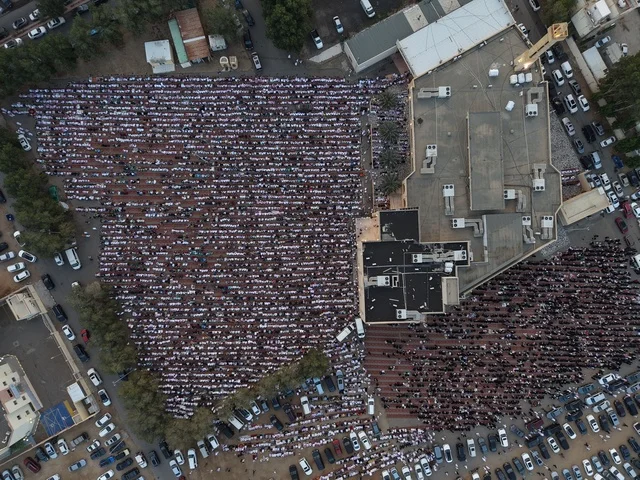صلاة عيد الفطر في مسجد الثنيان بجدة من الجو