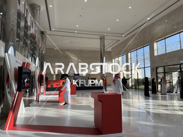 فعالية تيدكس في بهو جامعة الملك فهد بالظهران