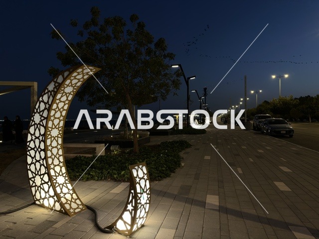 مجسمات هلال رمضان المضيئة في ممشى همس بكورنيش الدمام