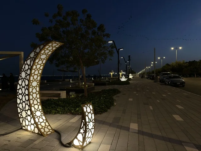 مجسمات هلال رمضان المضيئة في ممشى همس بكورنيش الدمام