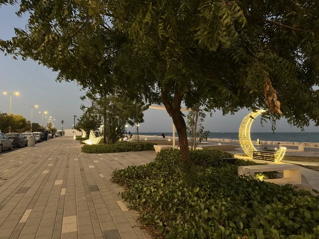 إضاءات هلال رمضان في ممشى همس بكورنيش الدمام