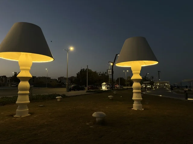 تجهيزات الإضاءة في ممشى همس بكورنيش الدمام ليلاً