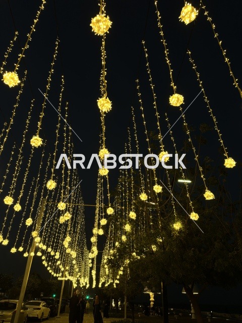 زينة إضاءة شهر رمضان في ممشى همس بكورنيش الدمام ليلاً
