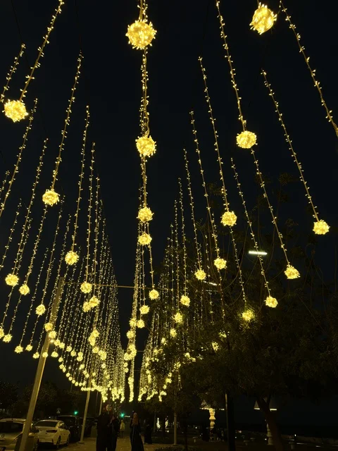 زينة إضاءة شهر رمضان في ممشى همس بكورنيش الدمام ليلاً