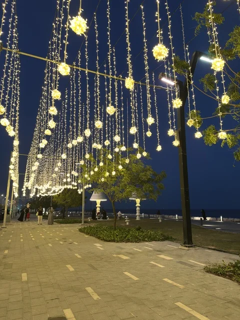 زينة رمضان في ممشى همس بكورنيش الدمام ليلاً