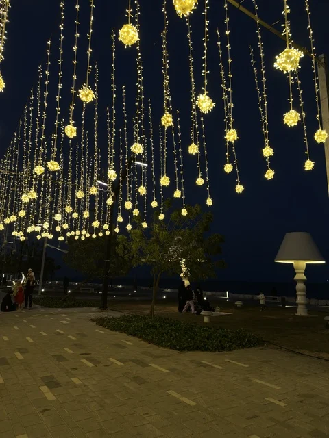 زينة رمضان في ممشى همس بكورنيش الدمام ليلاً