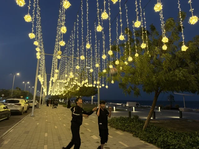 زينة رمضان في ممشى همس بكورنيش الدمام