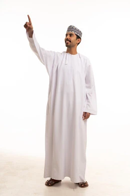 رجل عماني بالزي التقليدي يشير إلى الأعلى