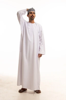 رجل عماني بالزي التقليدي الدشداشة والكمة