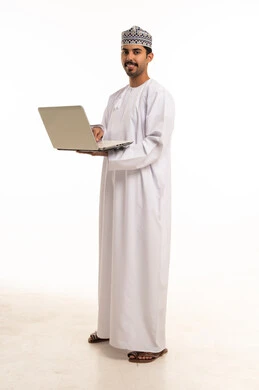 رجل عماني يحمل لابتوب على خلفية بيضاء استوديو