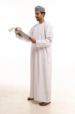 رجل عُماني مع لوحة مستندات في الاستوديو