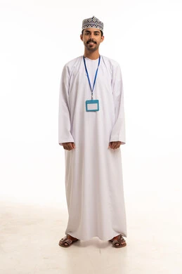 رجل عماني بالزي التقليدي يرتدي بطاقة هوية موظف