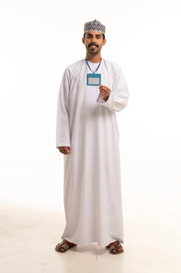 رجل عُماني بالزي التقليدي يمسك بطاقة هوية تعريفية