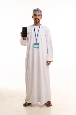 رجل عُماني يحمل هاتف ذكي وبطاقة تعريفية في الاستوديو