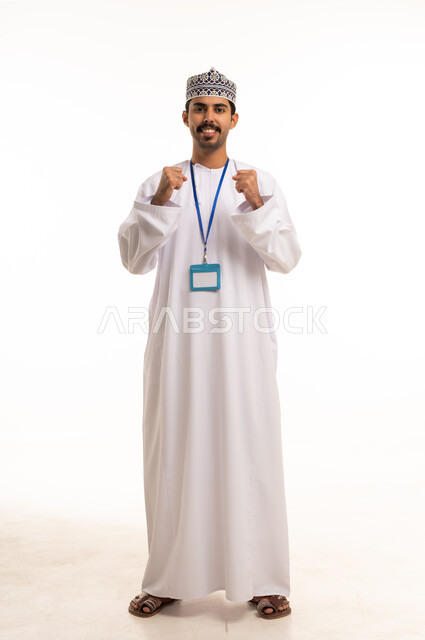 رجل عماني بالزي التقليدي يحتفل بالنجاح