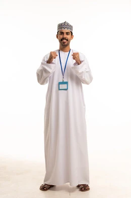 رجل عماني بالزي التقليدي يحتفل بالنجاح