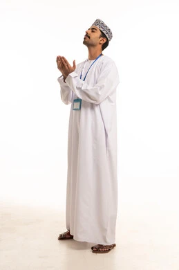 رجل عماني بالزي التقليدي يدعو على خلفية بيضاء