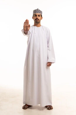 رجل عماني بالزي التقليدي يشير بعلامة التوقف