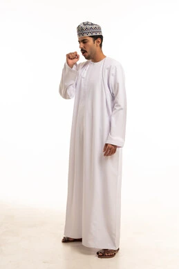 رجل عماني بالزي التقليدي يسعل في استوديو بخلفية بيضاء