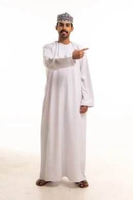 رجل عماني بالزي التقليدي يشير على خلفية بيضاء
