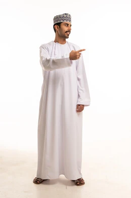 رجل عماني بالزي التقليدي يشير بيده خلفية بيضاء