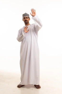 رجل عماني بالزي التقليدي بإيماءة التوقف والدفاع