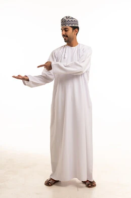 رجل عماني يشير بيده على خلفية بيضاء