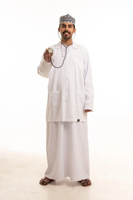 طبيب عماني يرتدي معطف المختبر ويحمل سماعة طبية