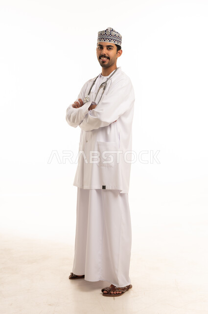 طبيب عماني يرتدي المعطف الطبي على خلفية بيضاء