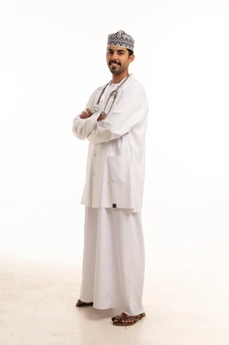 طبيب عماني يرتدي المعطف الطبي على خلفية بيضاء
