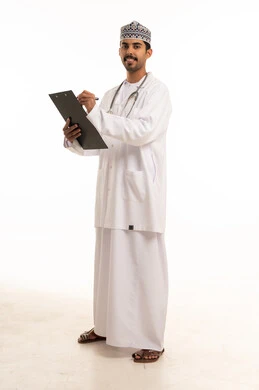طبيب عماني بالزي التقليدي يكتب  تقرير طبي