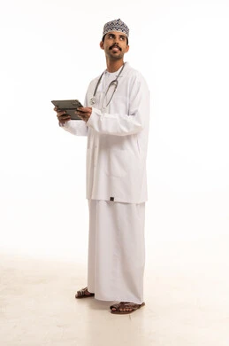 طبيب عماني يحمل جهاز لوحي في الاستوديو