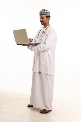 طبيب عماني يستخدم الكمبيوتر المحمول للاستشارات الطبية