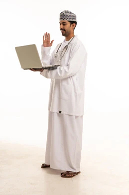 طبيب عماني يستخدم الكمبيوتر المحمول للاستشارات الطبية