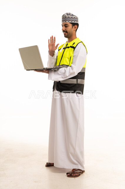 مهندس عماني يحمل لابتوب بطلة مهنية