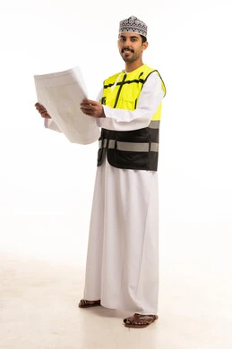 مهندس عماني يمسك مخطط بناء في استوديو