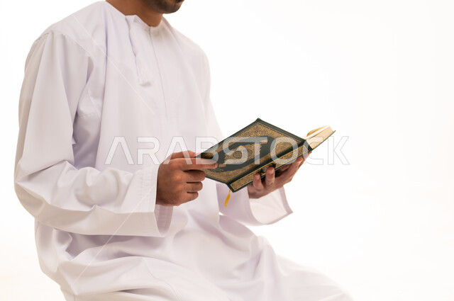رجل إماراتي يقرأ القرآن الكريم خلفية بيضاء