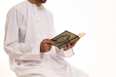 رجل إماراتي يقرأ القرآن الكريم خلفية بيضاء