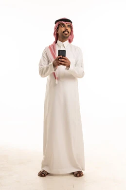 رجل سعودي مع هاتف ذكي على خلفية بيضاء