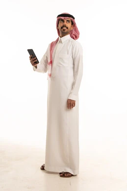 رجل سعودي يحمل هاتف ذكي بخلفية بيضاء