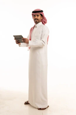 رجل سعودي مع جهاز لوحي بخلفية بيضاء