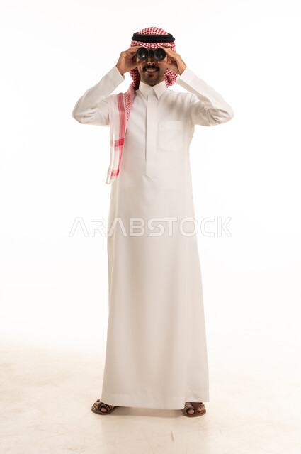 رجل سعودي يستخدم المنظار على خلفية بيضاء