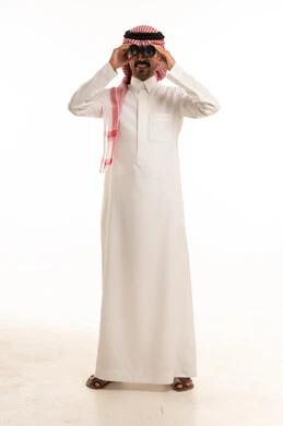 رجل سعودي يستخدم المنظار على خلفية بيضاء