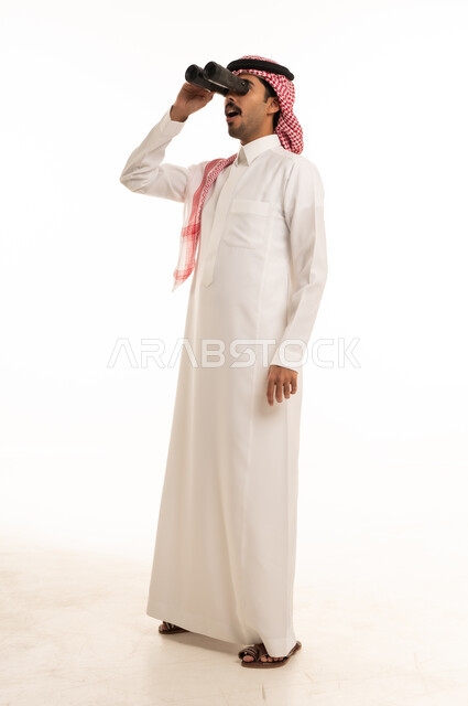 رجل سعودي مع منظار مكبر بخلفية بيضاء