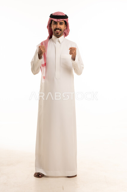 رجل سعودي بالثوب الأبيض إيماءة النجاح استوديو