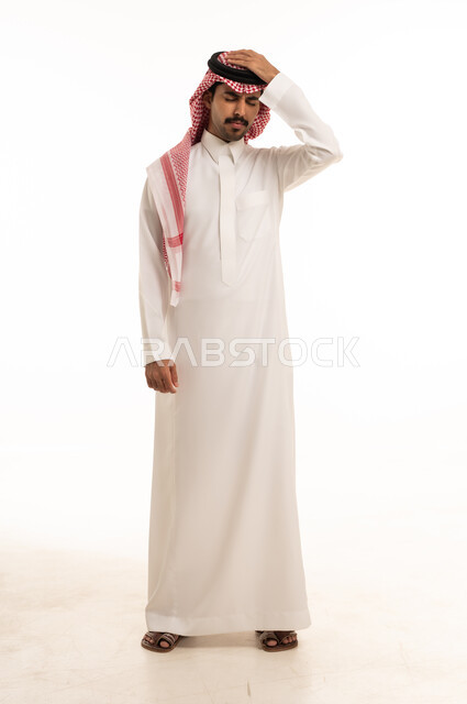 رجل سعودي بالثوب يعبر عن التعب بخلفية بيضاء