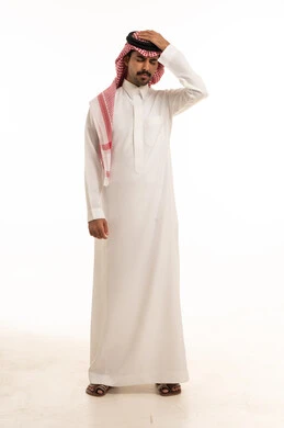 رجل سعودي بالثوب يعبر عن التعب بخلفية بيضاء